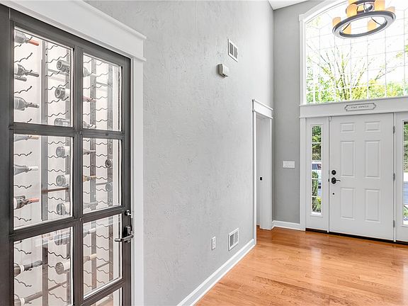 5th image of 2726 Clay Rd