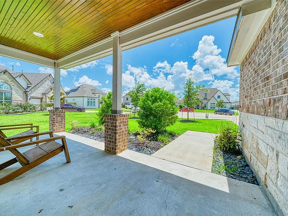 3rd image of 13510 Fallbrook Cir