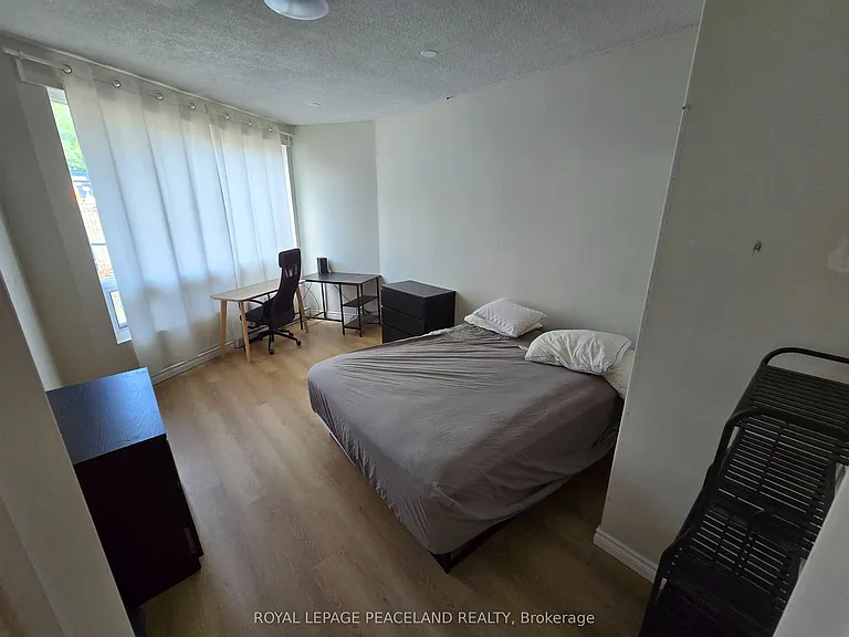 558 Spadina Cres #6 — Photo 3