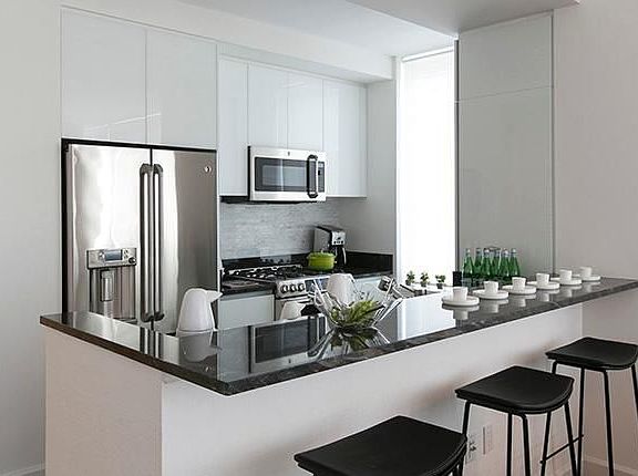 3rd image of 160 W 62nd St APT 20A