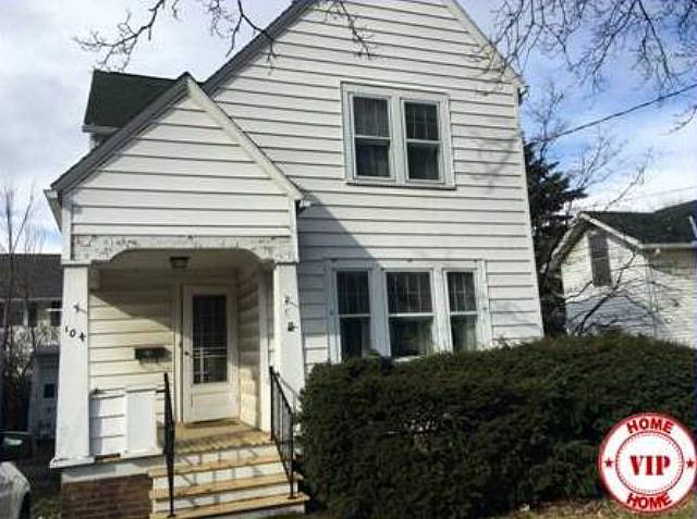 1st image of 104 W Walnut St