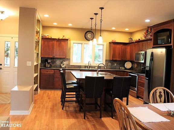 4th image of 203 Hillside Dr