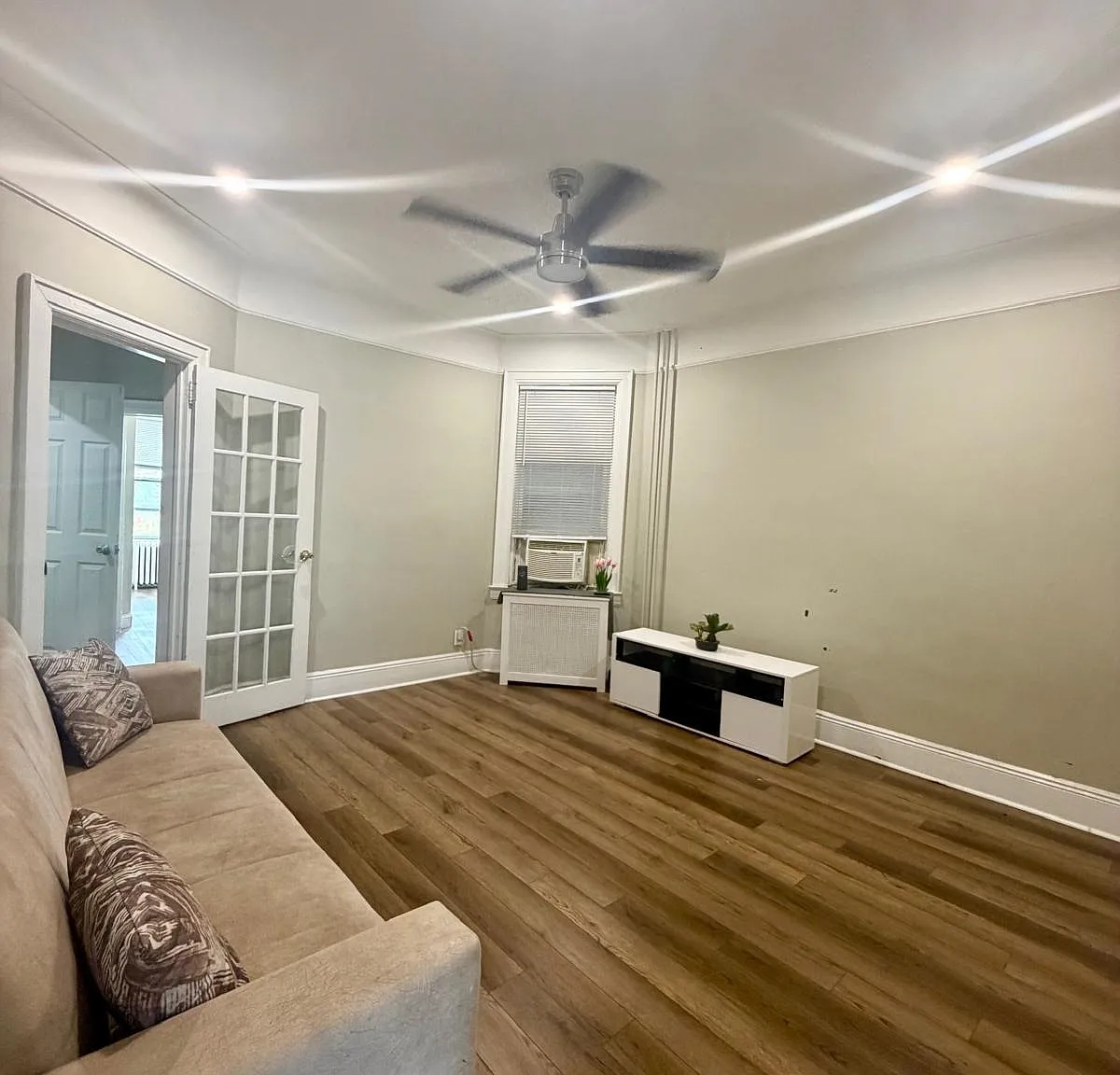 3 bed, 1.0 bath, 1500 sqft, $3,400 — Photo 1