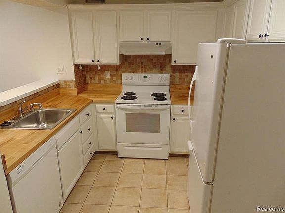 3rd image of 924 Chestnut Hill Dr APT A