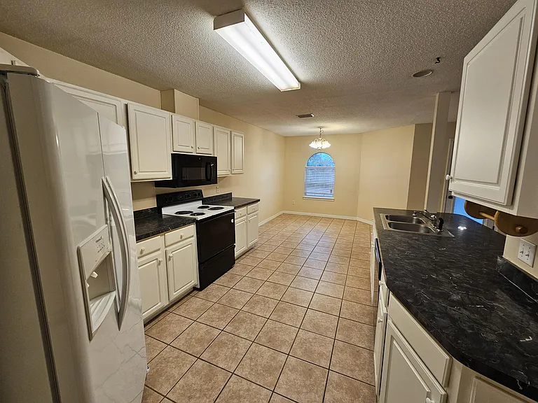 9425 Victoria Ln — Photo 6