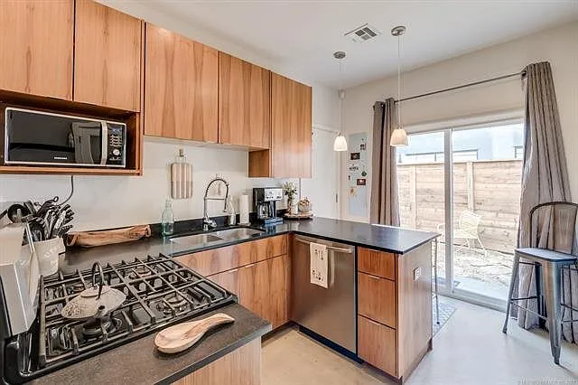 2 bed, 2.0 bath, 1133 sqft, $1,600 — Photo 3