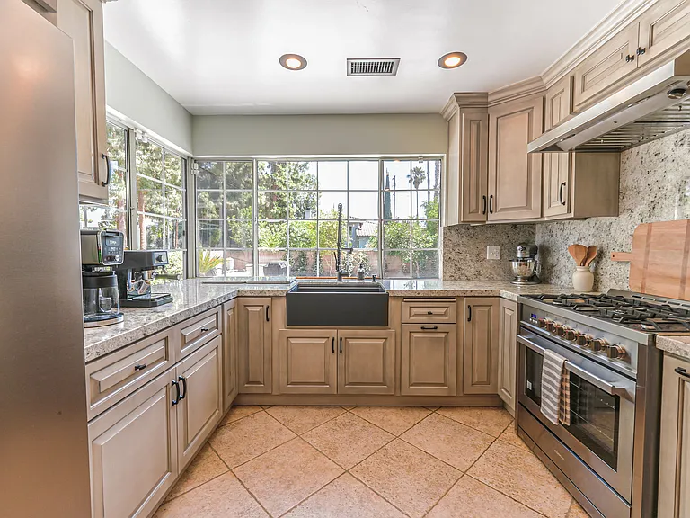 20212 Valerio St — Photo 5
