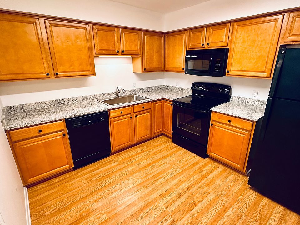 10x10 Eat-in Kitchen w/ Granite countertops and new sink