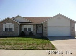 35 Willow Ln, Highland, IL 62249