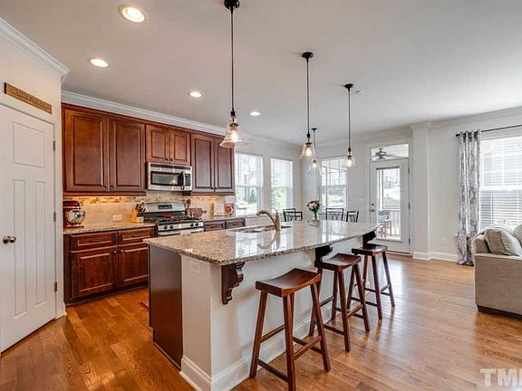5th image of 100 Edgegrove Ln