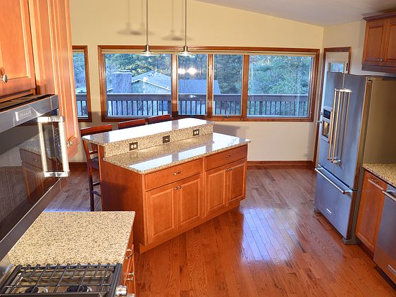 Breakfast Bar/Raised Island