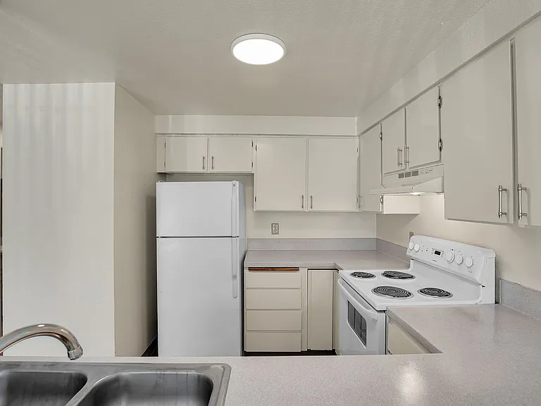 Garden Court Apts. — Photo 16