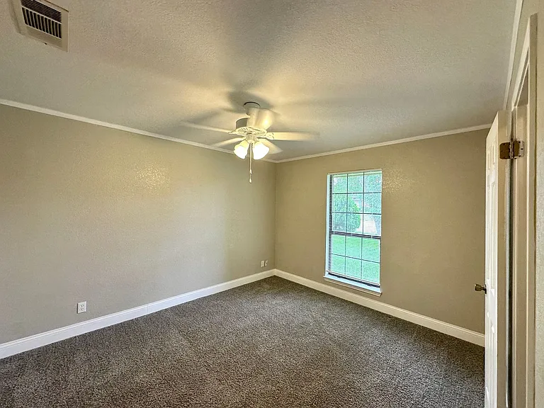 1818 Diana Ln — Photo 35