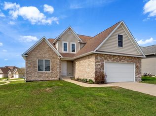 92 Cobblestone Ln, Le Claire, IA 52753