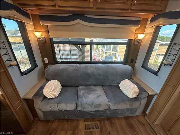 5th image of 108 Grand View Dr