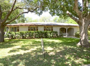 702 Skylane Dr N, Uvalde, TX 78801