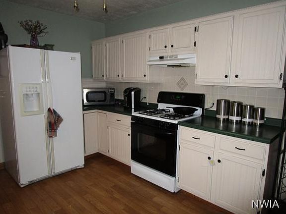 3rd image of 411 Burton St