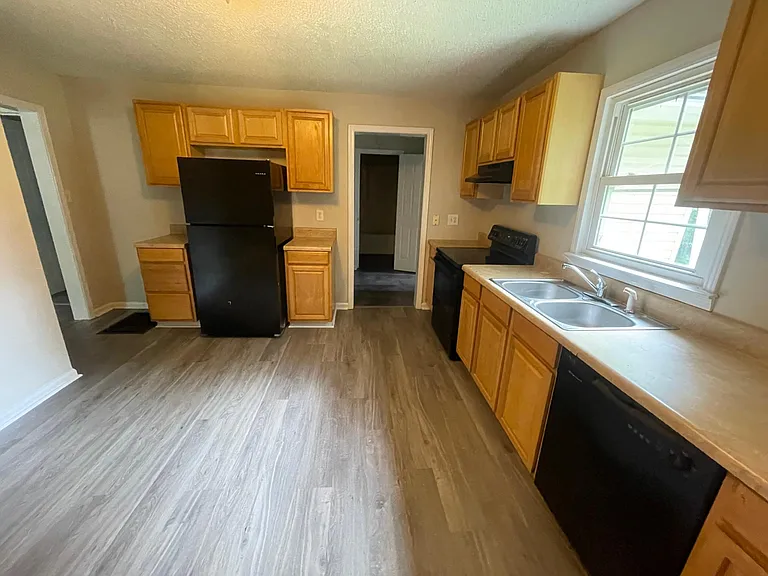 1102 Poplar Ave — Photo 4