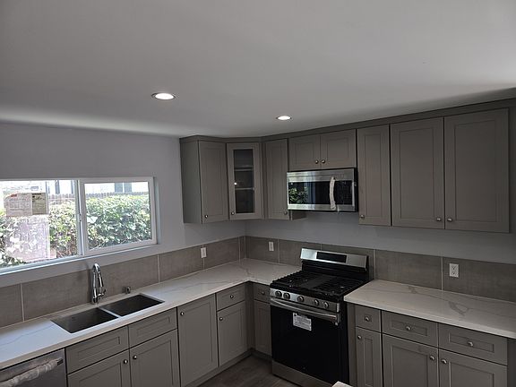 4th image of 235 E 87th Pl #1/2