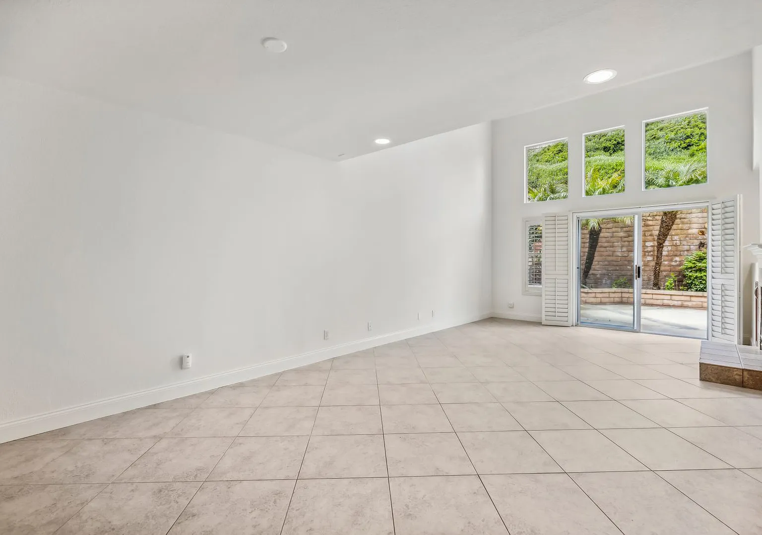 Upgraded Throughout Laguna Niguel Townhome! — Photo 3