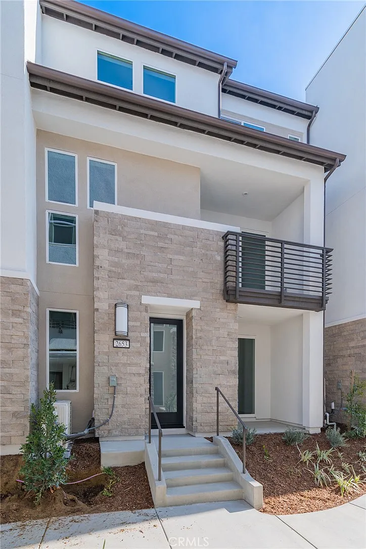 4 bed, 3.5 bath, 2192 sqft, $6,200 — Photo 3