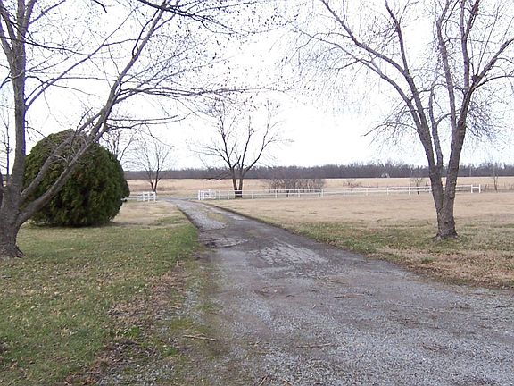 Long entry drive keeps you away from any traffic noise