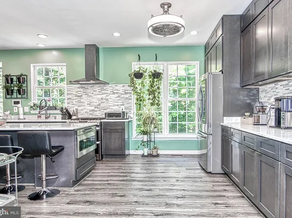 13082 Pilgrims Inn Dr, Woodbridge, VA 22193
