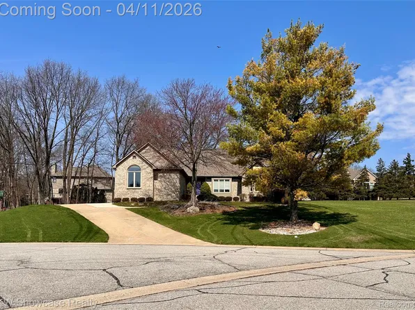 650 Plainfield Dr, White Lake, MI 48386