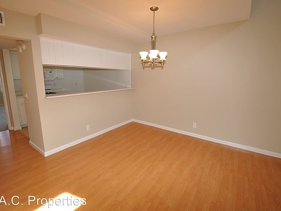 4th image of 11434 Moorpark St Unit 203