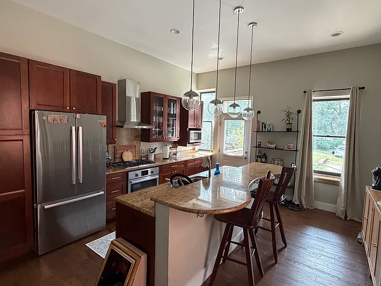 223 E 7th St — Photo 3