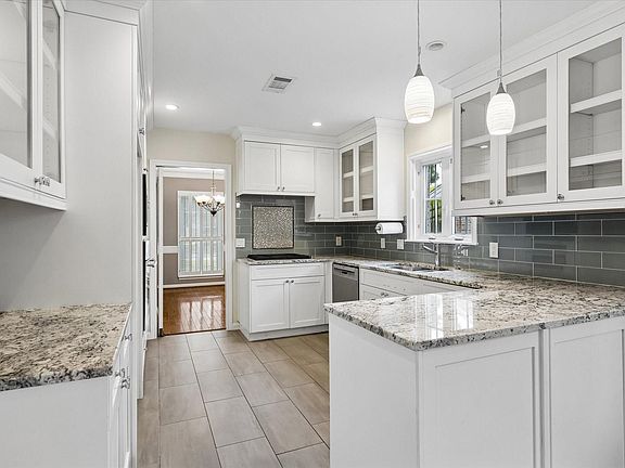 3rd image of 10018 Overbrook Ln