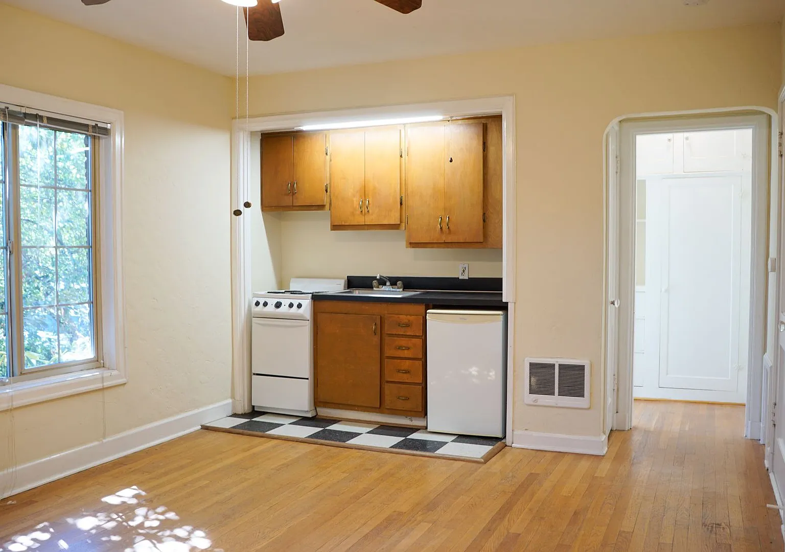 Vintage Studio off 23rd Ave Available Mid-October! — Photo 1