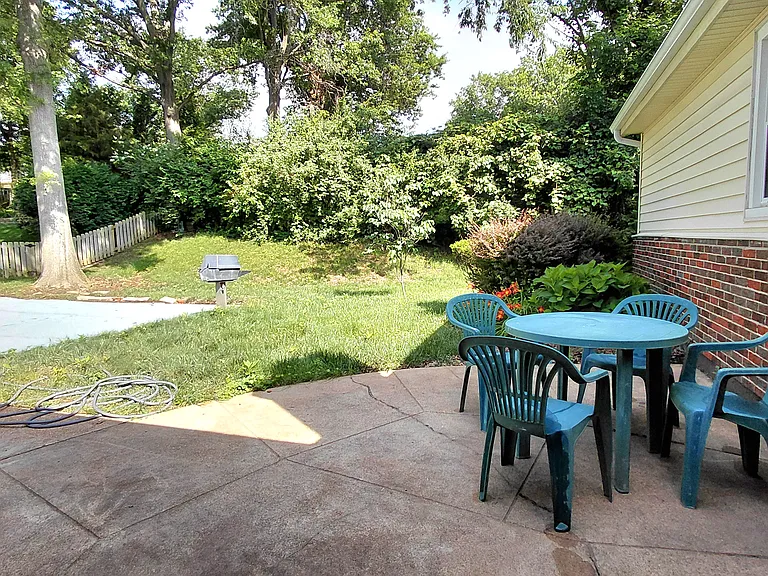 874 Hollyridge Dr — Photo 20