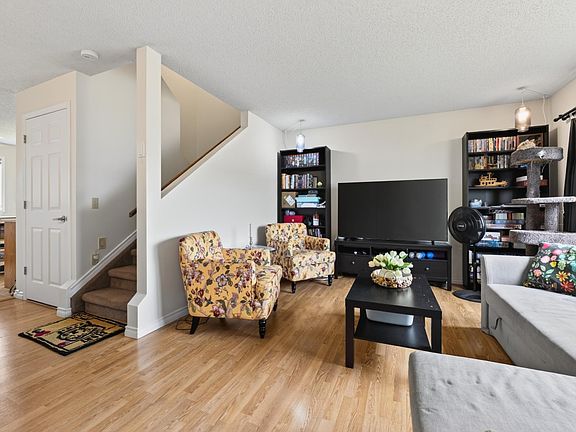 3rd image of 423 Kirkpatrick Cres NW