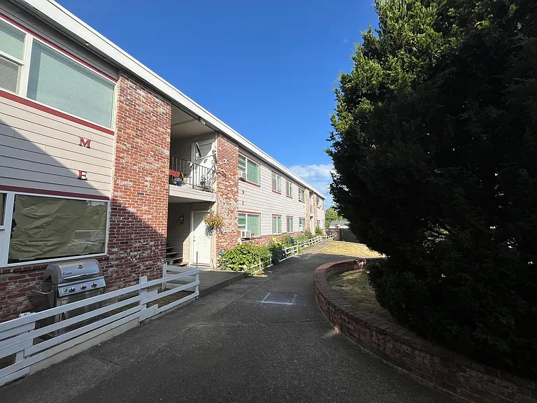 Sunset Apartments — Photo 3