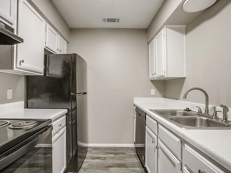 Watergate Apartments — Photo 10