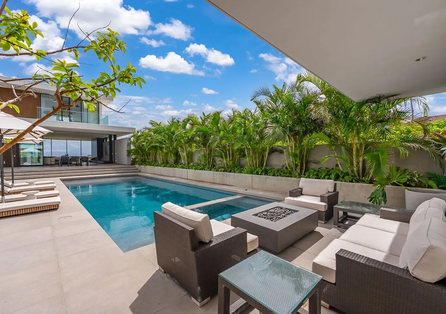 Kailua Beach Escape: Luxury Beachfront Estate w/ Pool, Hot Tub, Lanai & Ocean Views — Photo 4