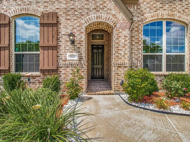 3521 Washington Dr — Photo 2