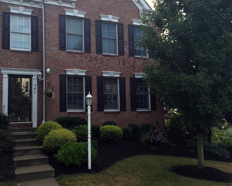 front entry to 1st floor