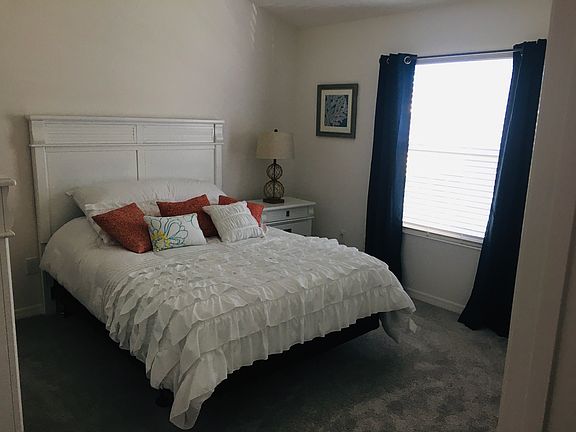 Guest bedroom with queen bed