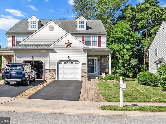 3rd image of 54 Steeplechase Cir
