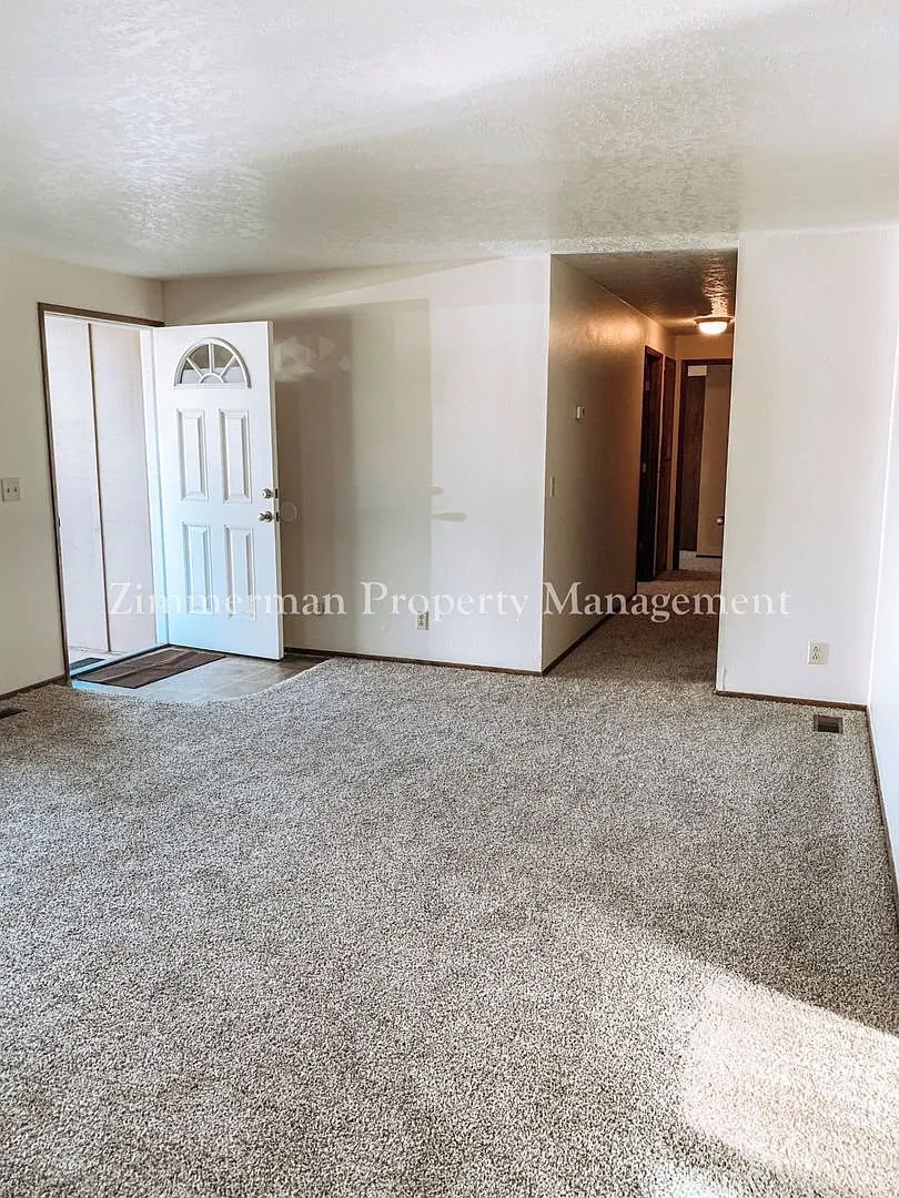 Adorable 2 Bedroom 1 Bath in Cottage Grove! — Photo 3