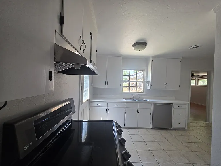 3247 NW 47th St — Photo 15