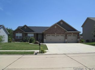 12 Forest Knoll Ct, Troy, IL 62294