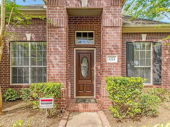 3rd image of 3223 Oak Cliff Ln