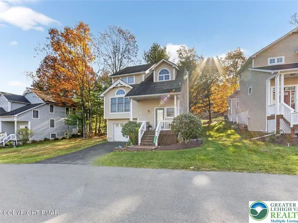 230 Hawthorne Village Ct, East Stroudsburg, PA 18302