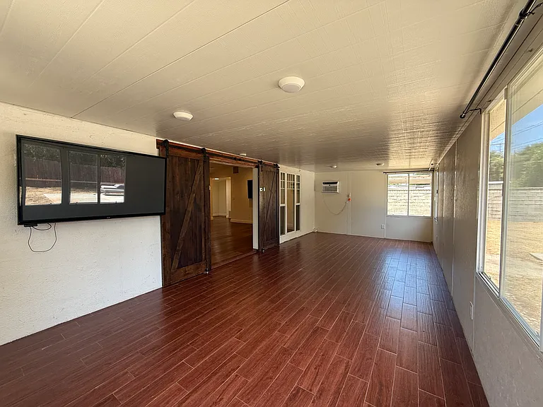 19516 Ingomar St — Photo 32