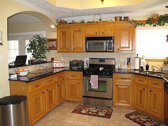 Gourmet kitchen boasts stainless steel appliances including energy-efficient gas cooking & handy built-in microwave!