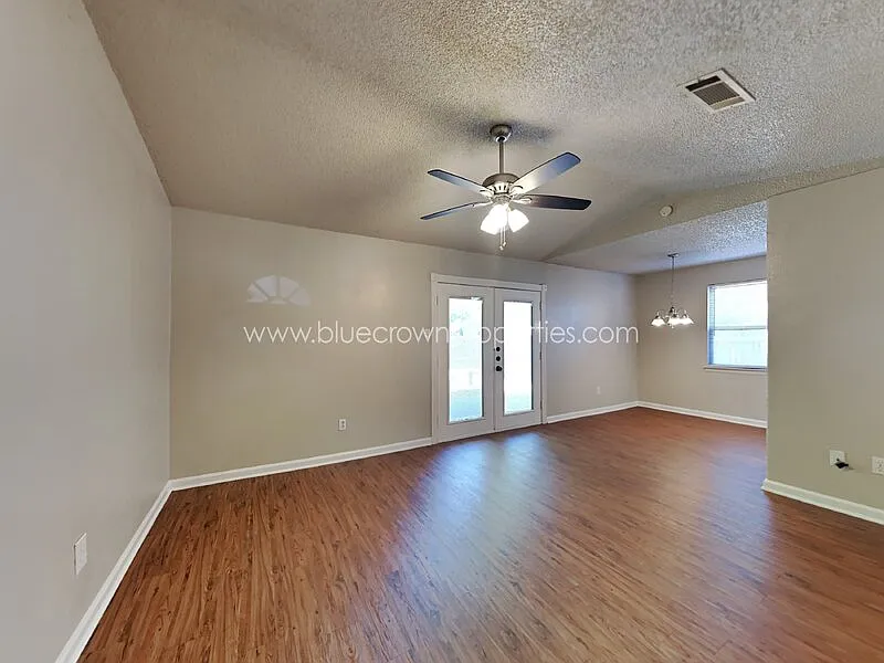 3 bed, 2.0 bath, 1151 sqft, $1,800 — Photo 2