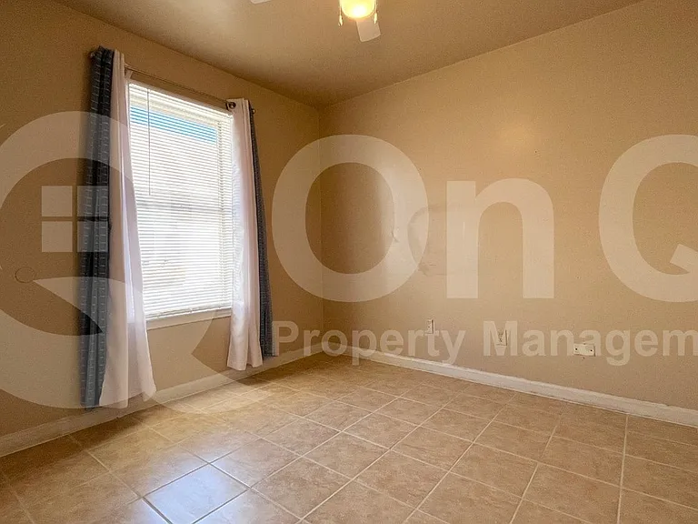 5400 Village Green Dr — Photo 23